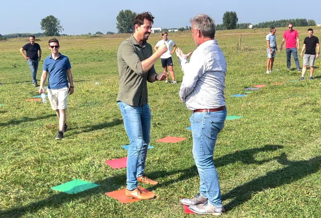 Deelnemers nemen een behendigheidschallenge op kleurrijke stapstenen tijdens The Ultimate Expedition