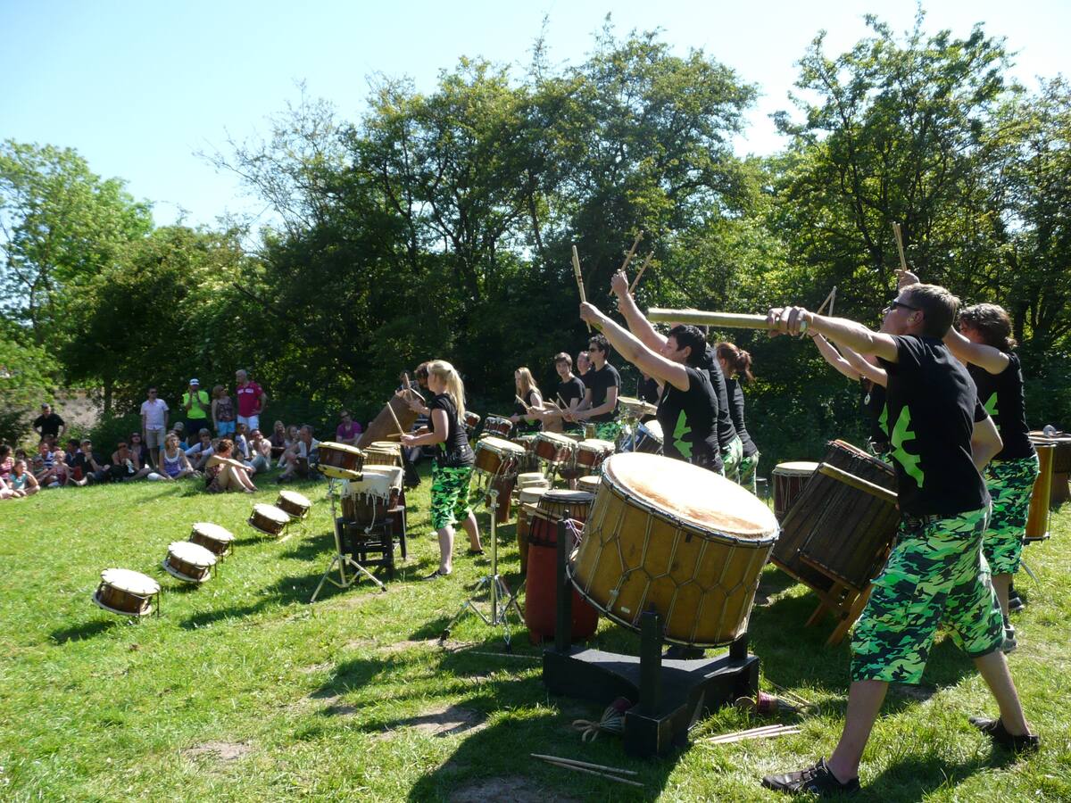 Spectaculaire drumact in de buitenlucht tijdens een bedrijfsevent